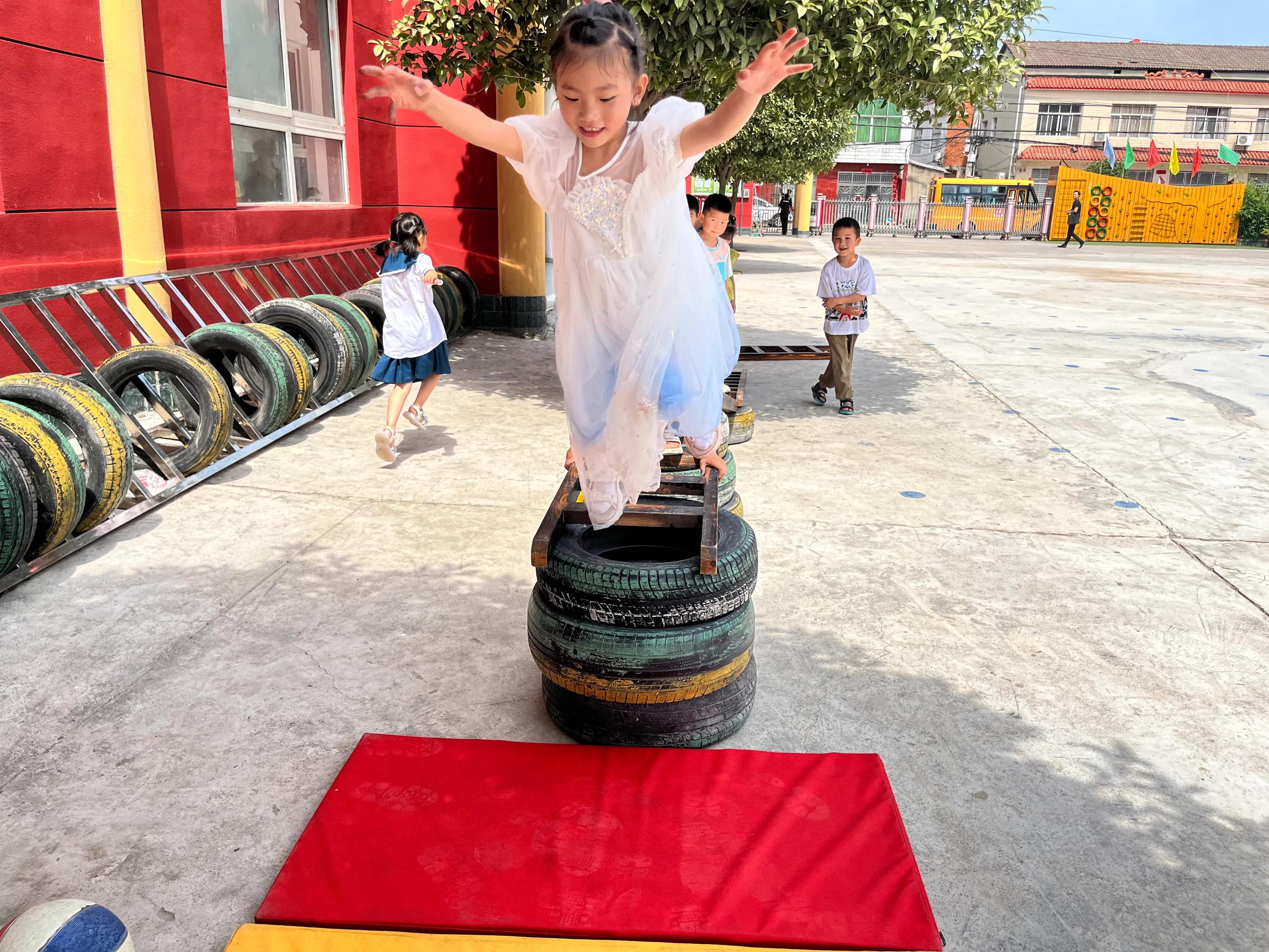 幼儿园室内趣味彩虹布游戏,老虎出洞幼儿园户外游戏