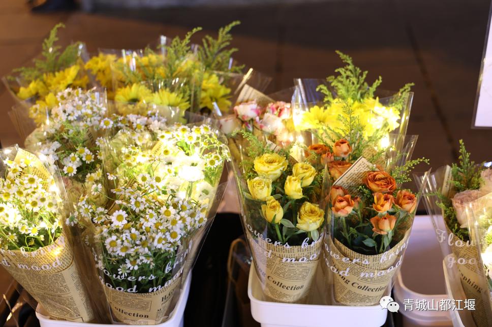 初秋城市漫游指南！都江堰8大爆款夜游地全在这里，吹河风尝美食get暴走两万步的畅快~