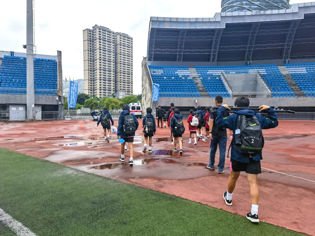 足球场上满眼都是年轻的自己,足球场上永远不缺少的人