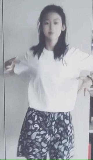 陆毅父女拍写真，贝儿双腿太细遭质疑，鲍蕾晒花絮视频力证未p图