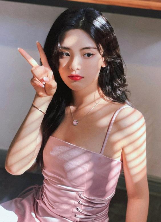 杨超越早期服务员,杨超越草根逆袭成长记