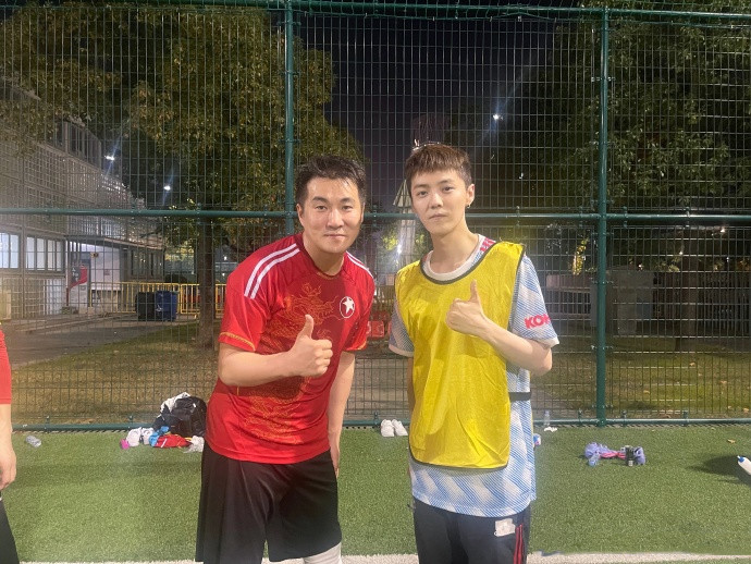 鹿晗曼联秀球技,鹿晗在综艺穿曼联球衣