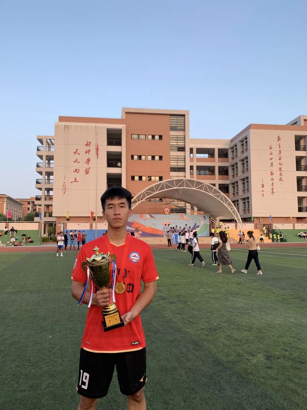 校园足球|汕头市第二中学黄鑫跃、郑铠敏：只有团队的赢才是赢