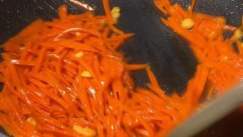 清炒萝卜丝胡萝卜的家常做法,清炒胡萝卜丝做法放什么