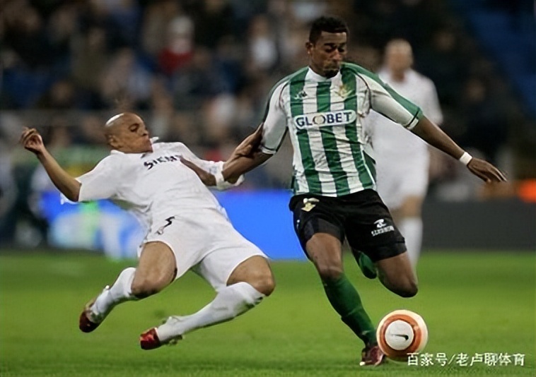 罗伯特卡洛斯任意球直接破门,重炮卡洛斯人墙