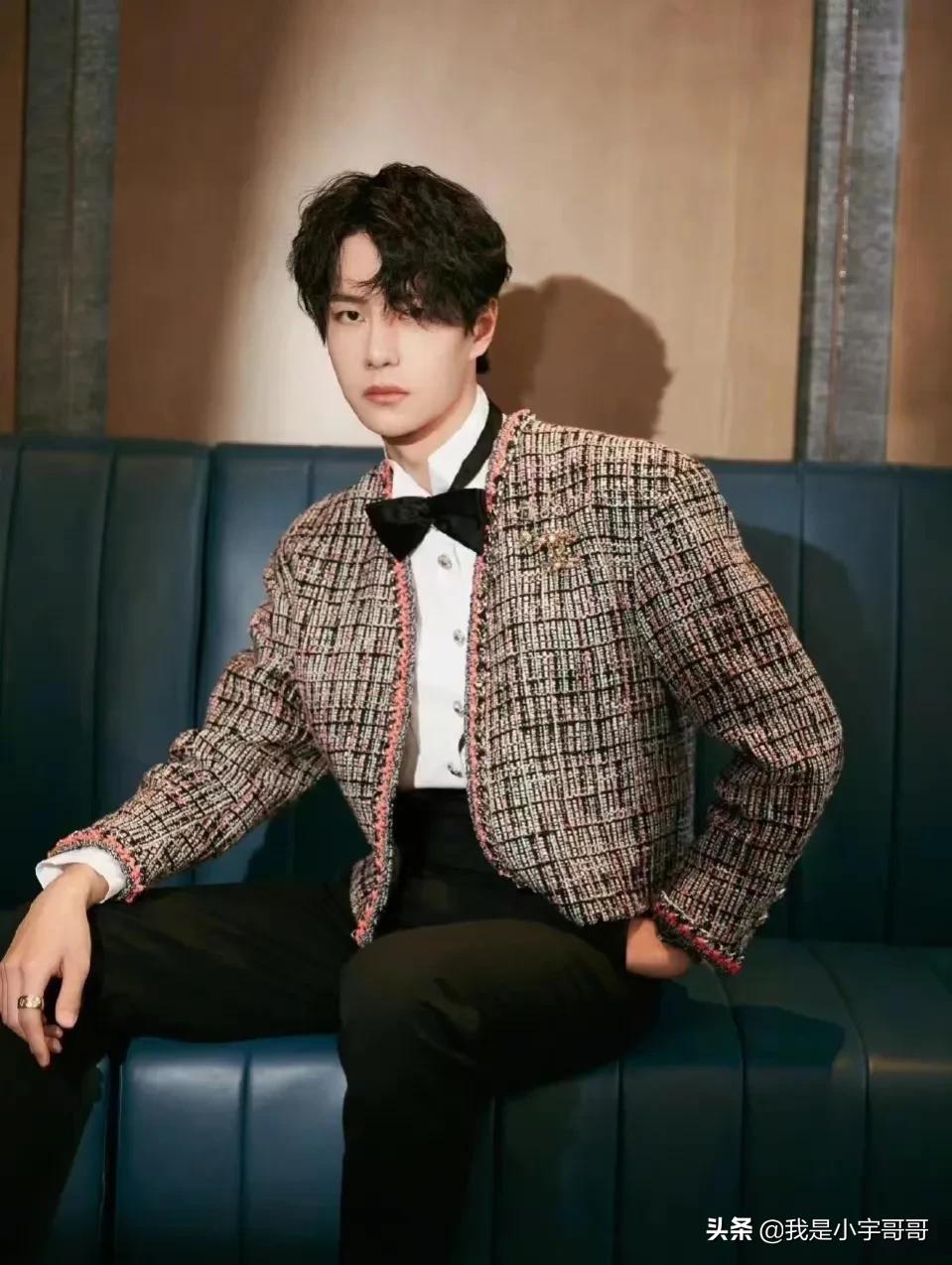 王一博棒球帽卷发,王一博的帅气发型雾霾蓝带一点卷