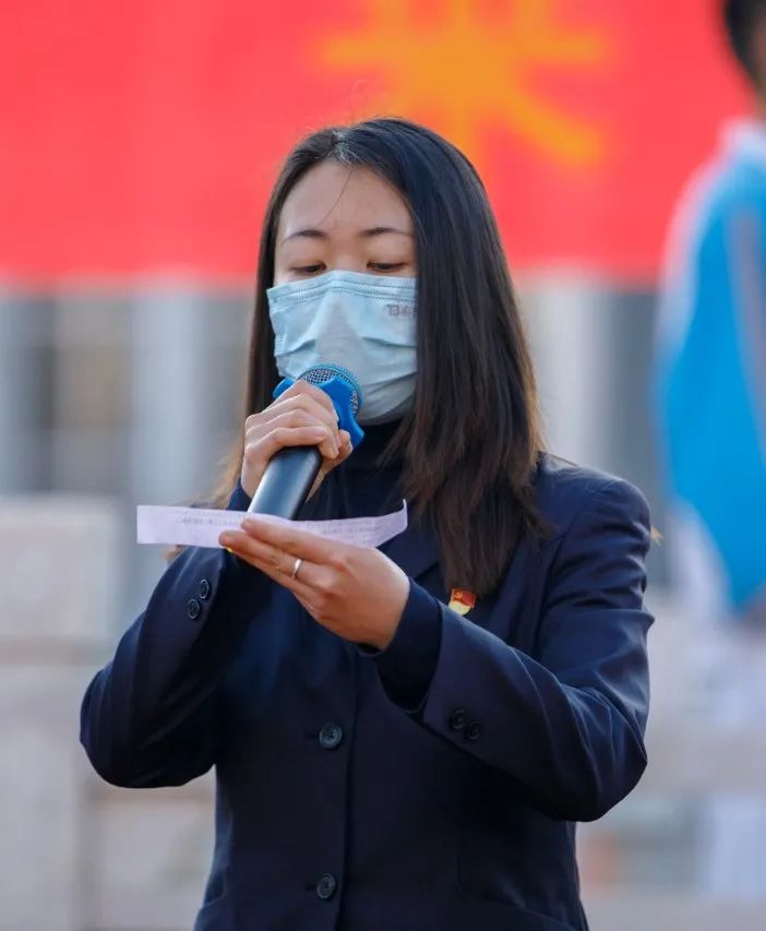 千名学生传递巨幅国旗,开学典礼百人传旗