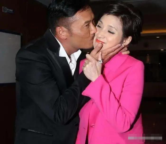 苗侨伟定居加拿大曝近况！携妻子惬意吃大餐，仍高大儒雅不似64岁