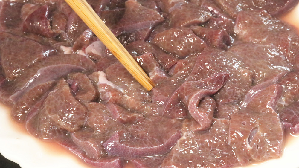 猪肝用面粉洗才干净,猪肝用清汤煮怎么处理