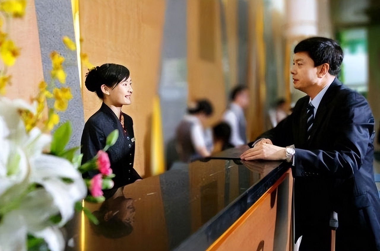 酒店前台工资低还要上夜班吗,酒店前台工资为何那么低