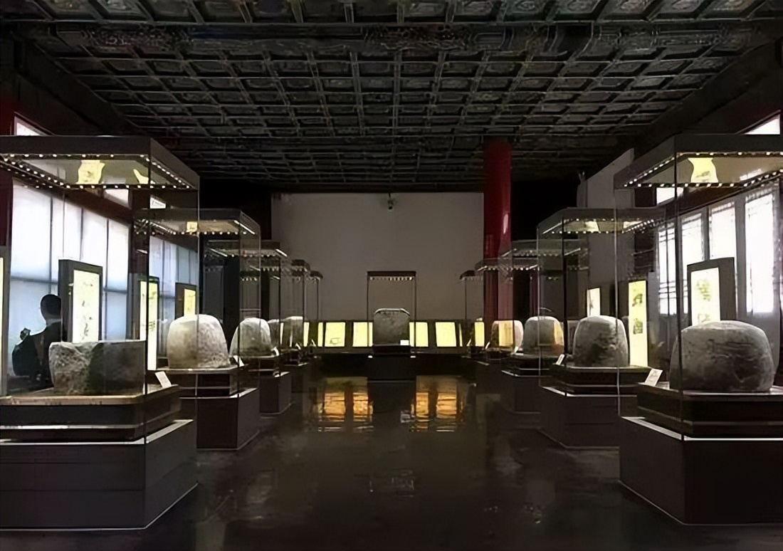 蒋介石败退台湾时,因飞机超载无奈丢下十面石鼓,如今成镇国之宝