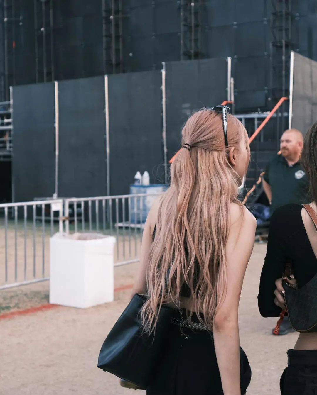 Rosé又背新包了，SAINTLAURENT是真宠她！