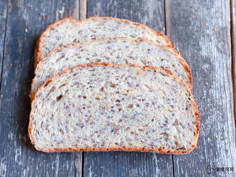 当亚麻籽遇上酪乳|一个丰盛可口的面包，含有许多健康的成分