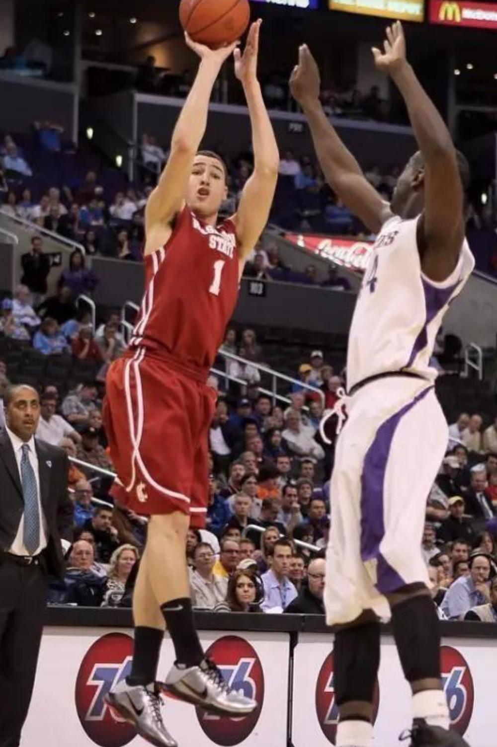 克莱汤普森成安踏最敬业代言人，8000万美元合同不亏，若夺冠赚翻