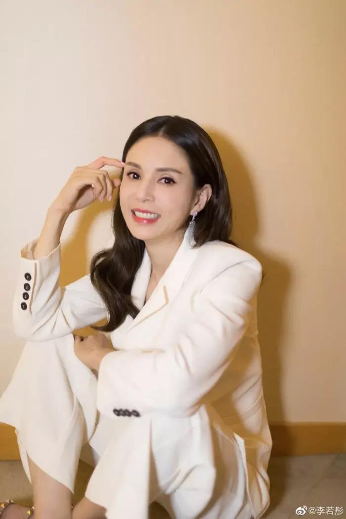 54岁李若彤身材照曝光,54岁李若彤身材曲线引发热议