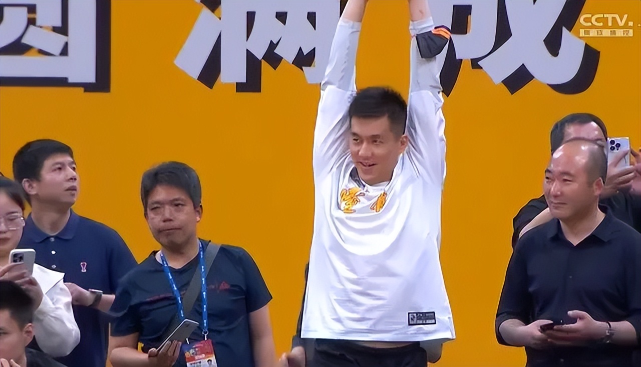 高诗岩抢郭艾伦草莓,送给郭艾伦球迷的礼物