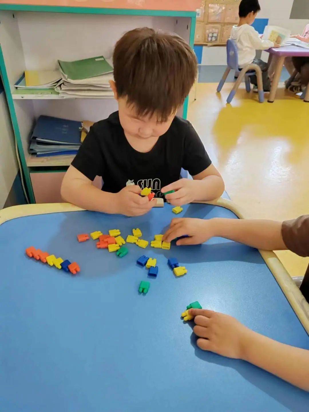 “戏”动童年，“域”见未来——诺亚舟开心果幼儿园区域活动