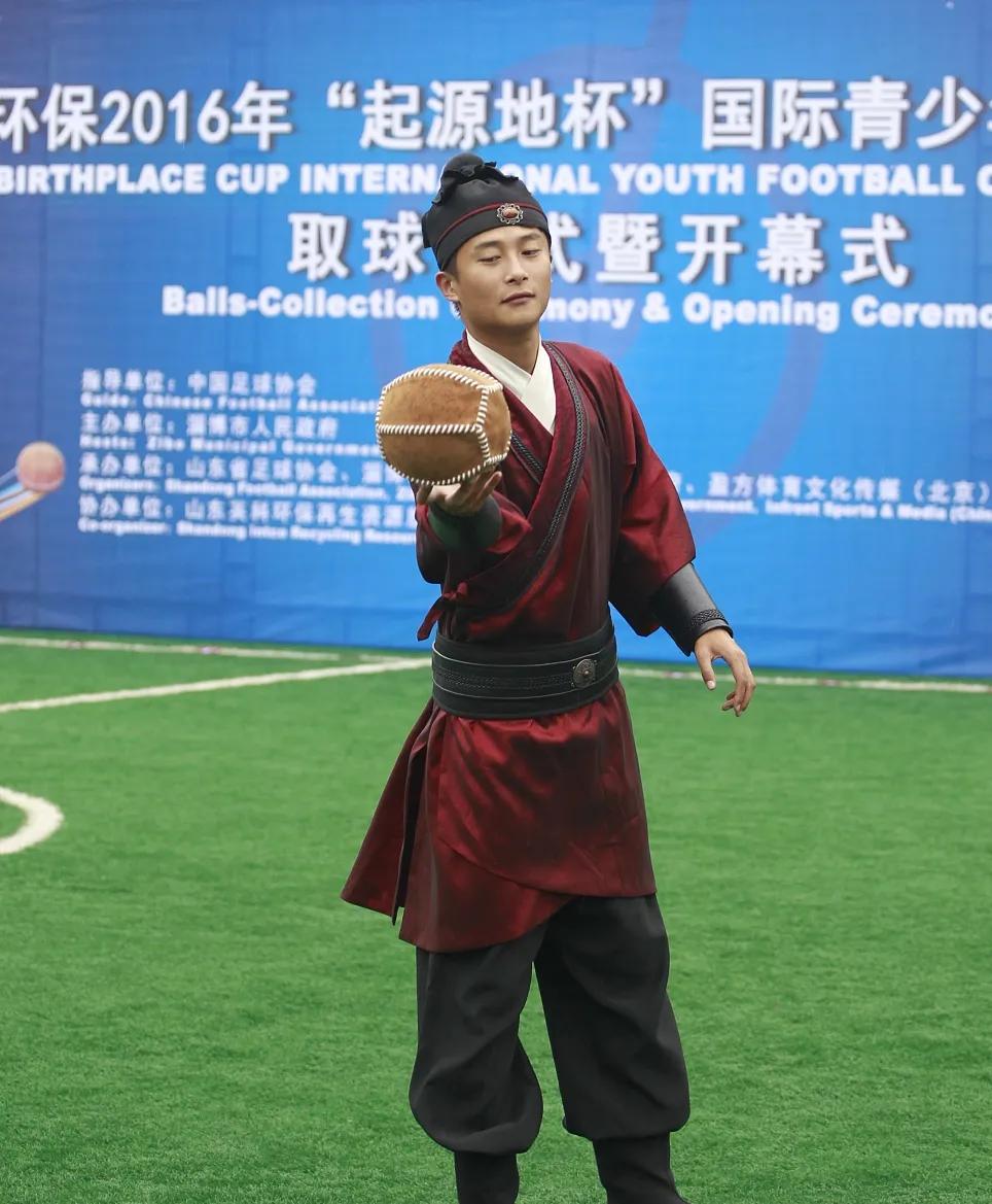 足球的穿越时光：古代足球的起源与现代的继承