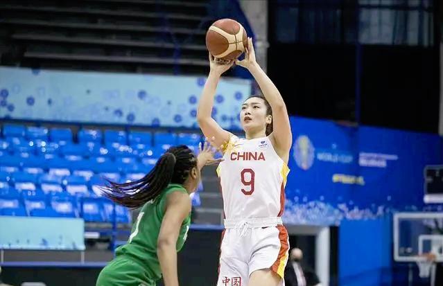 通过40张生活照，了解女篮女神李梦，现任国手、中尉、勒布朗-梦