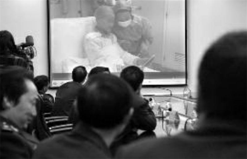 妈妈将子宫移植给孩子,2015年43岁母亲将子宫移植给女儿