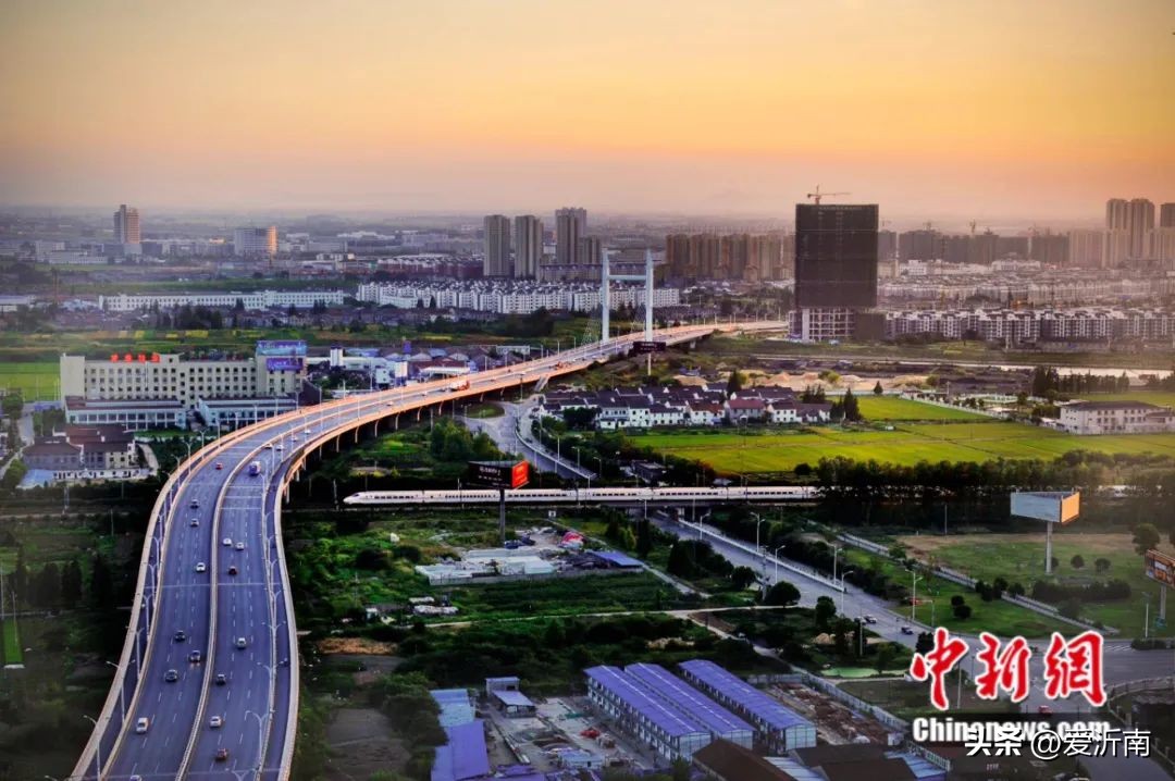 两只眼镜镜片种类不一样可以吗,两副眼镜为啥有一副镜片更透