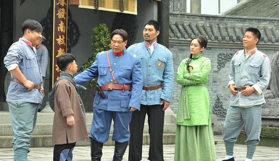 他是抗日英雄，一生娶了40多个老婆，83岁去世，至今却还未下葬