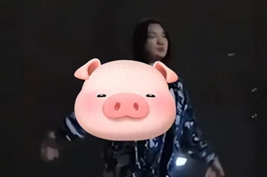 女生军训跳舞意外走光，淡定露球继续跳，身份疑被扒，网友：难评