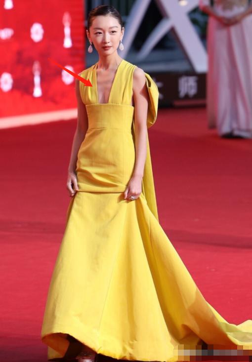 周冬雨相貌平平为什么那么火,周冬雨为什么一出道资源就那么好