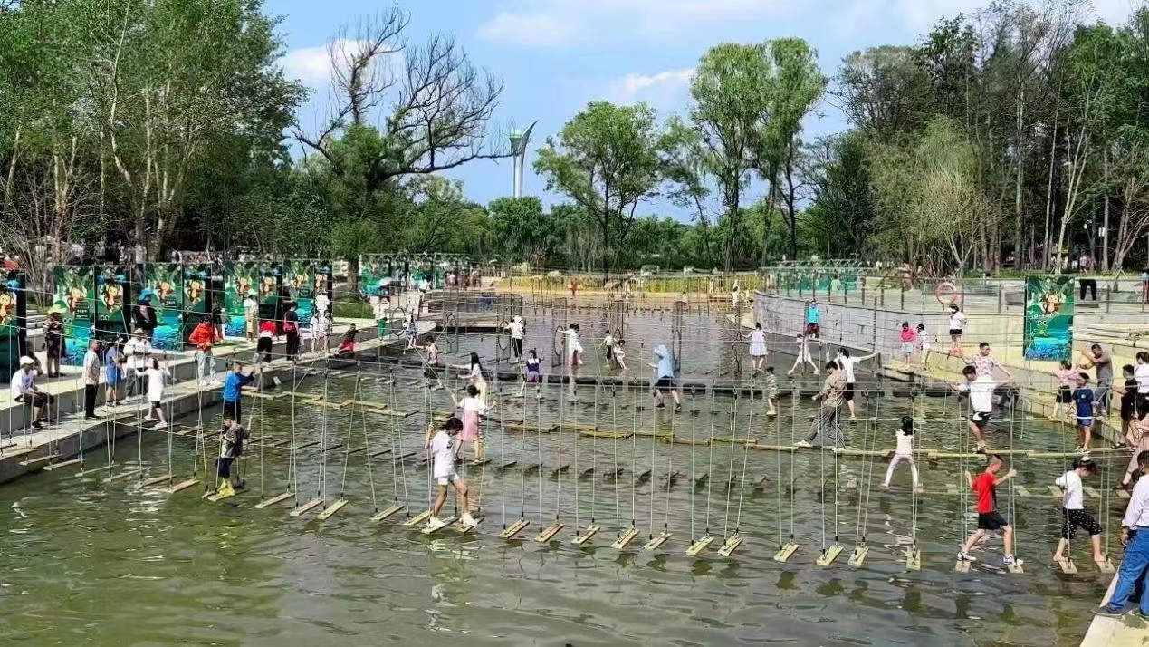水上乐园尽情享受清凉夏日,一起来玩水享受夏日欢乐时光