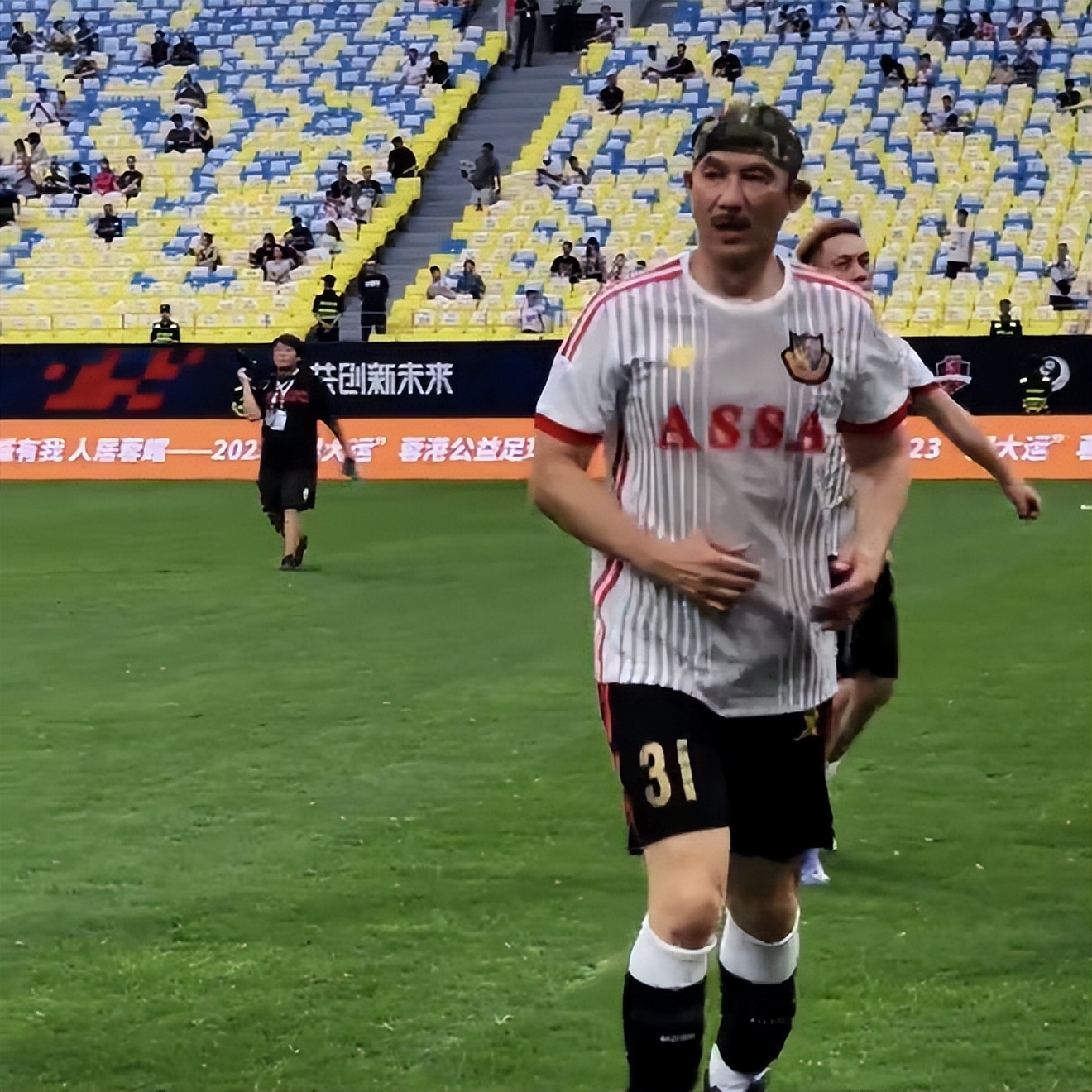 香港足球队黄日华踢人是真的吗,陈百祥对黄日华踢球看法