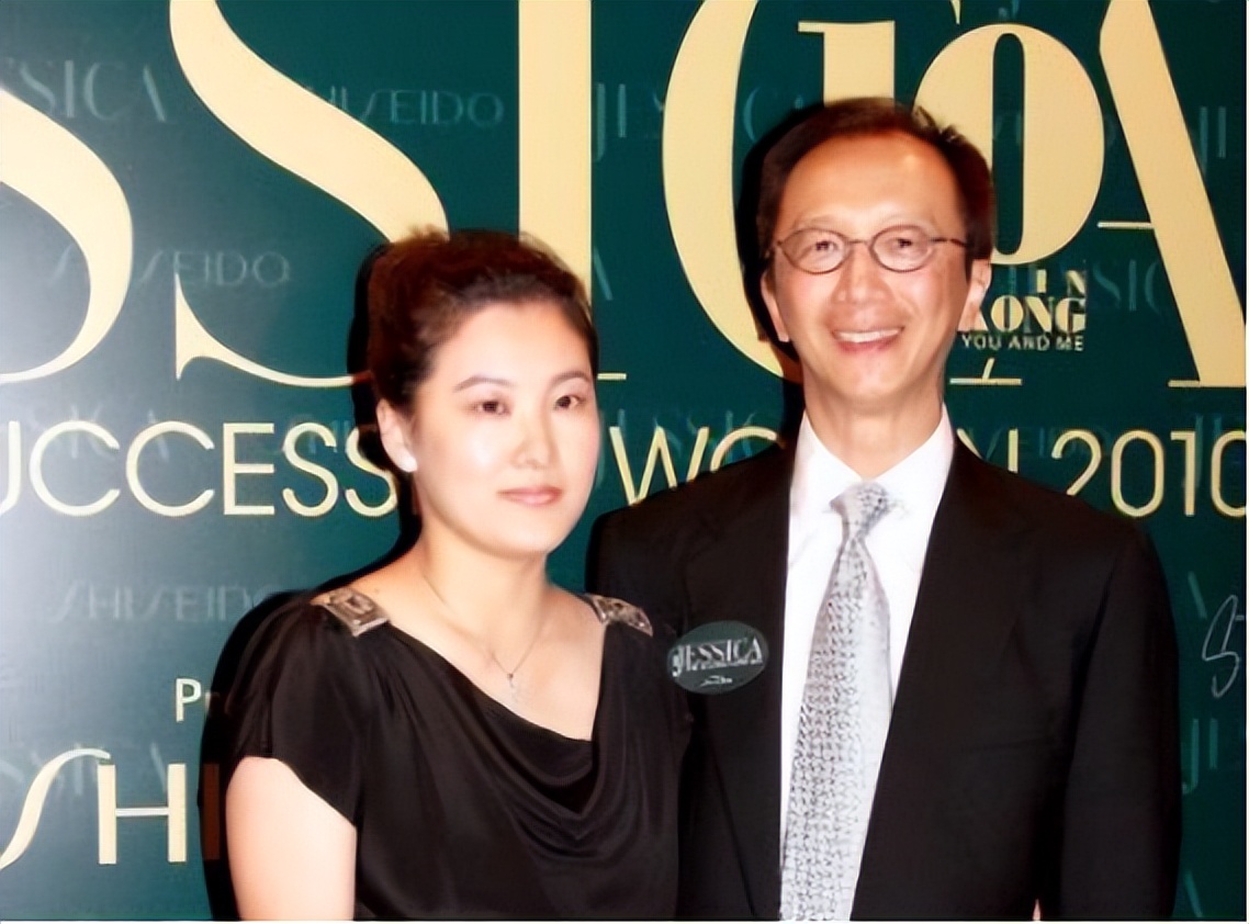 跳水女皇近况曝光,跳水王伏明霞净身出户