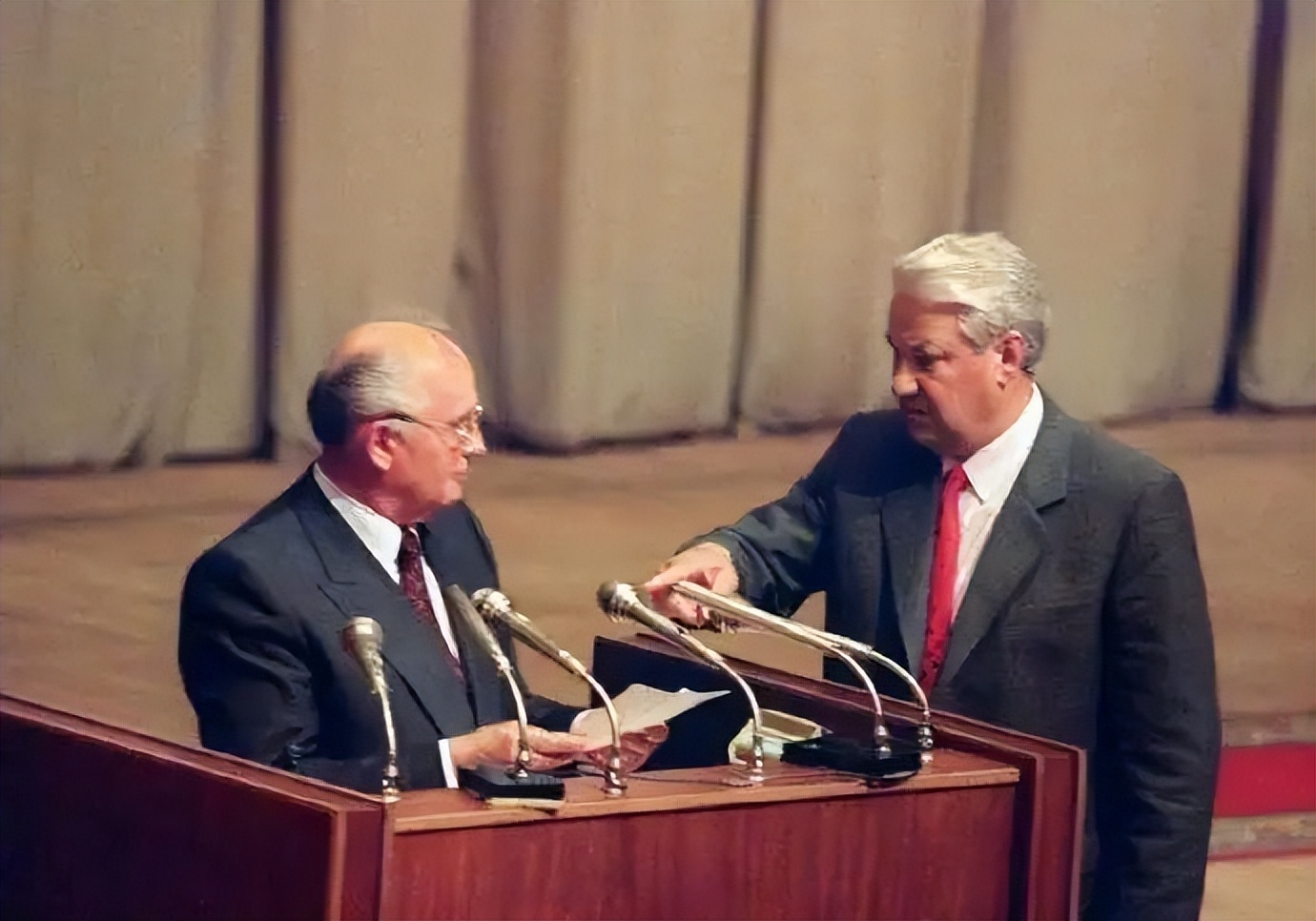 戈尔巴乔夫纪录片档案,逐梦演艺圈梗概