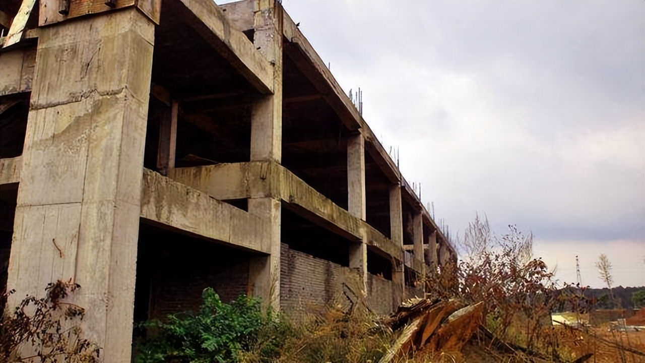 男子贷款392万买房烂尾后拒绝还贷,上海男子买房烂尾不用继续还款