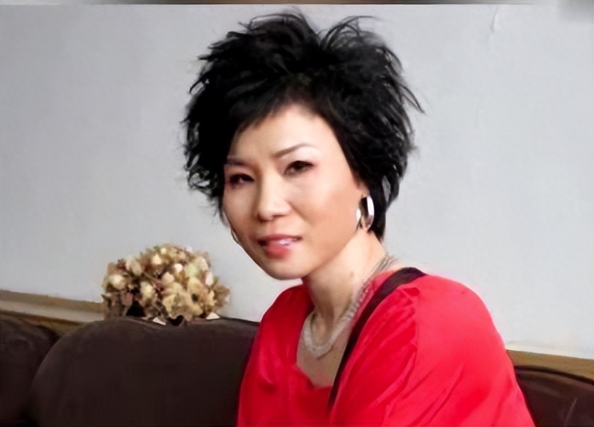 她发烧4天后突然去世,女歌手演出时倒地抢救无效离世