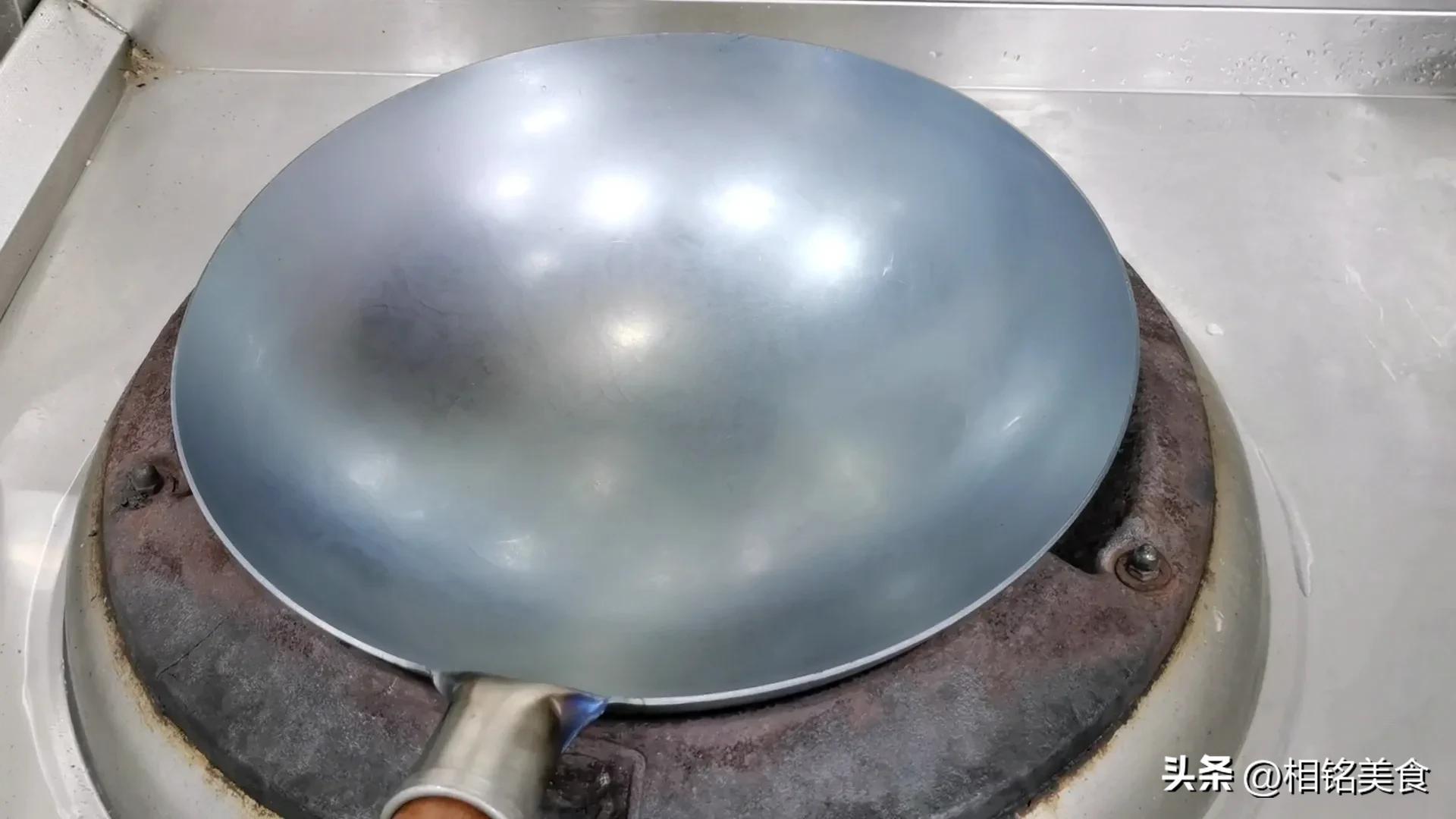 新铁锅怎样开锅小妙招视频,不粘锅的铁锅最佳开锅方法