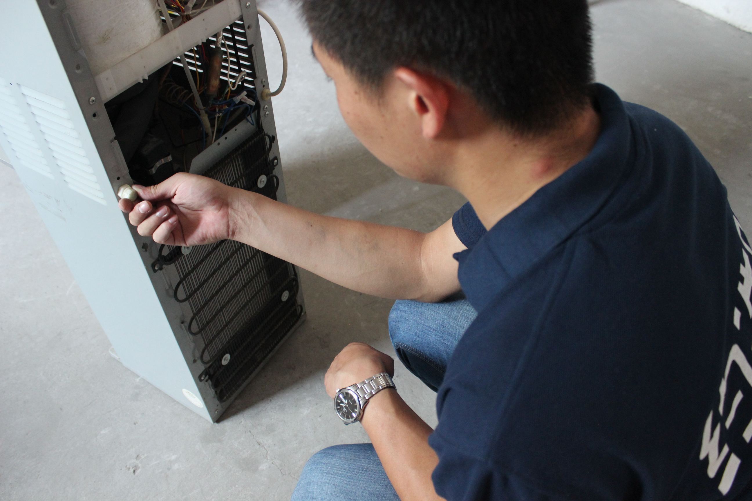 饮水机的桶里面脏了如何才能清洗,饮水机的热水和冷水管都得清洗吗