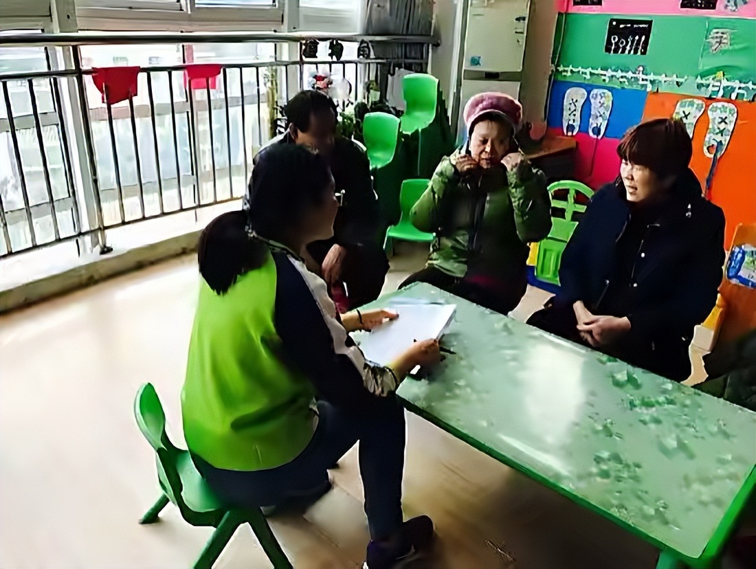 孙女被同学抓破脸，对方家长想拿钱了事，爷爷教科书式回击引夸赞