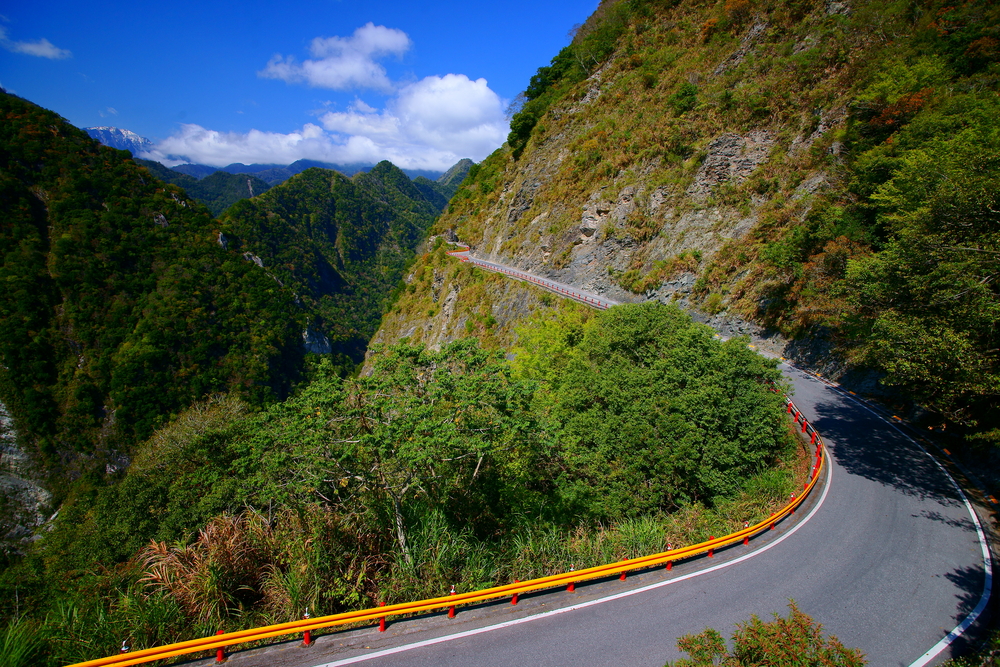 凡走过苏花公路的人，命都是捡回来的