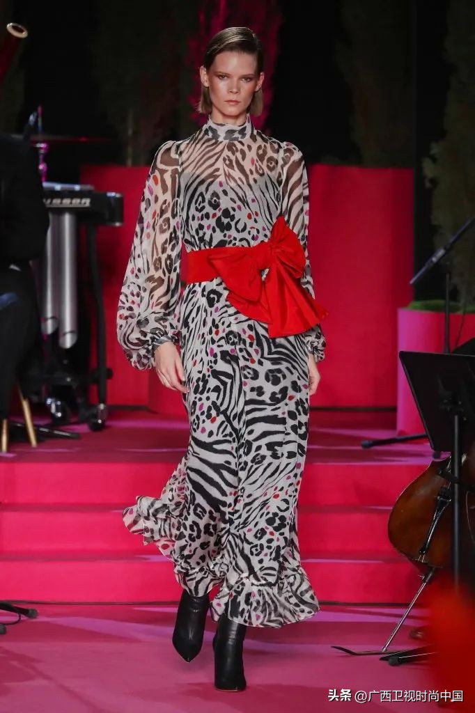 蝴蝶结的最佳搭配,大蝴蝶结怎么搭配好看图片