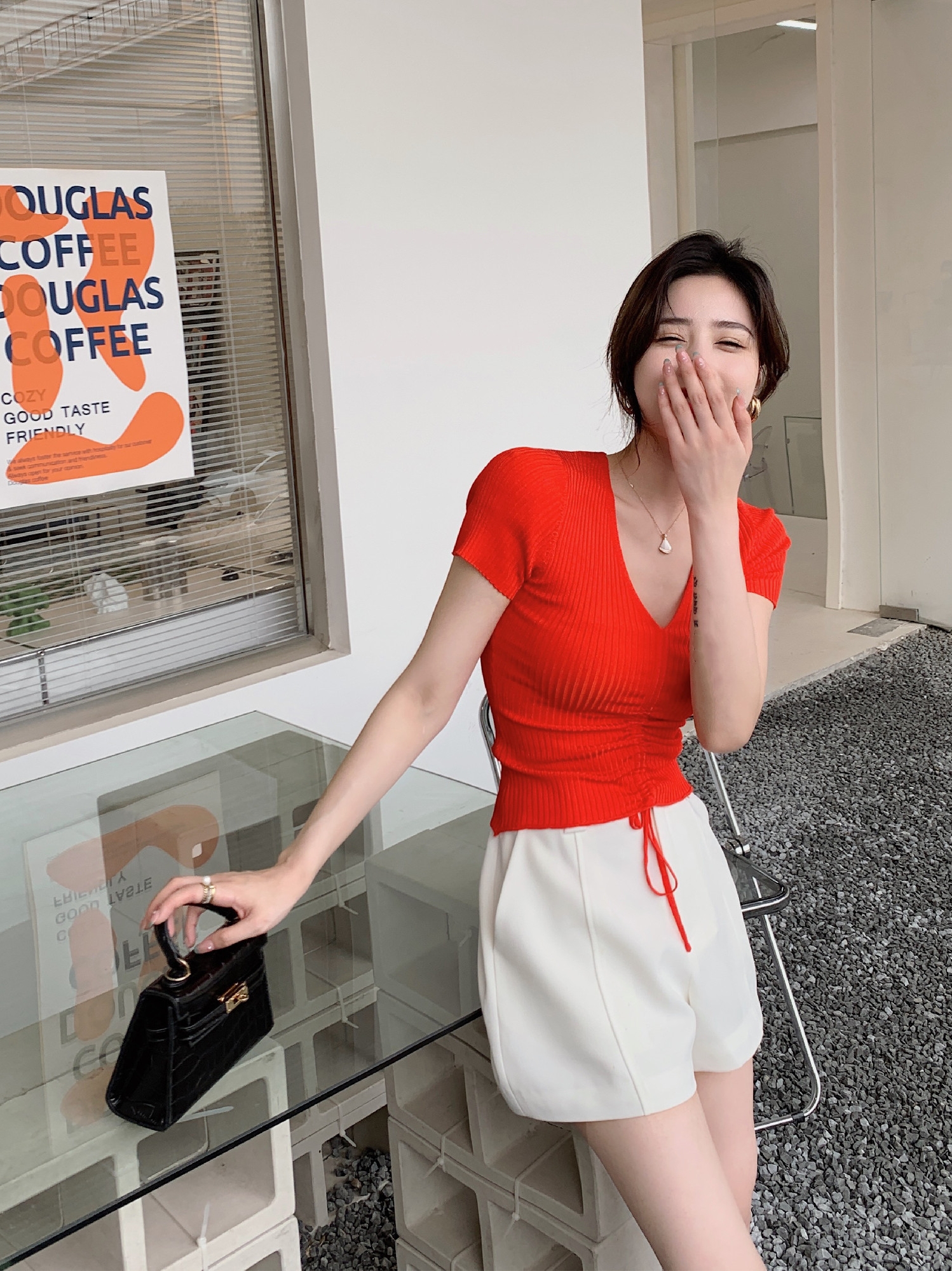 怕亮色服装翻车？记住“以色毒色”法则，轻松变街头“俏女郎”