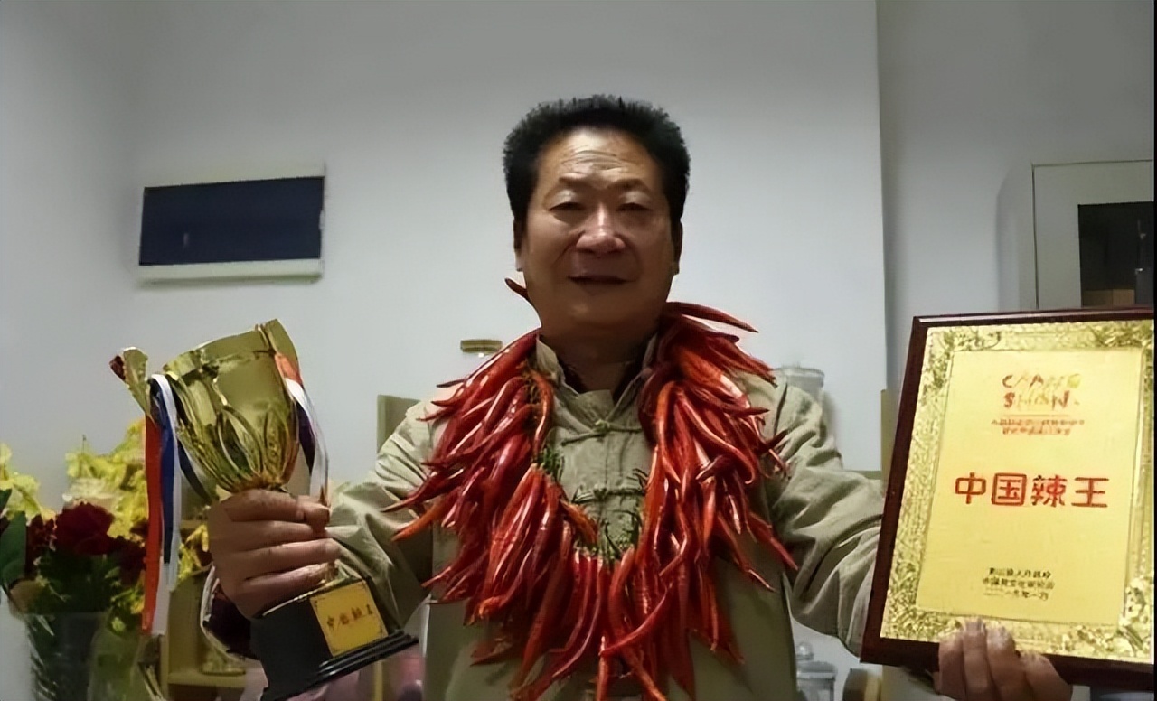 中国辣王李永志挑战最辣辣椒,辣王李永志每天5斤辣椒配白酒