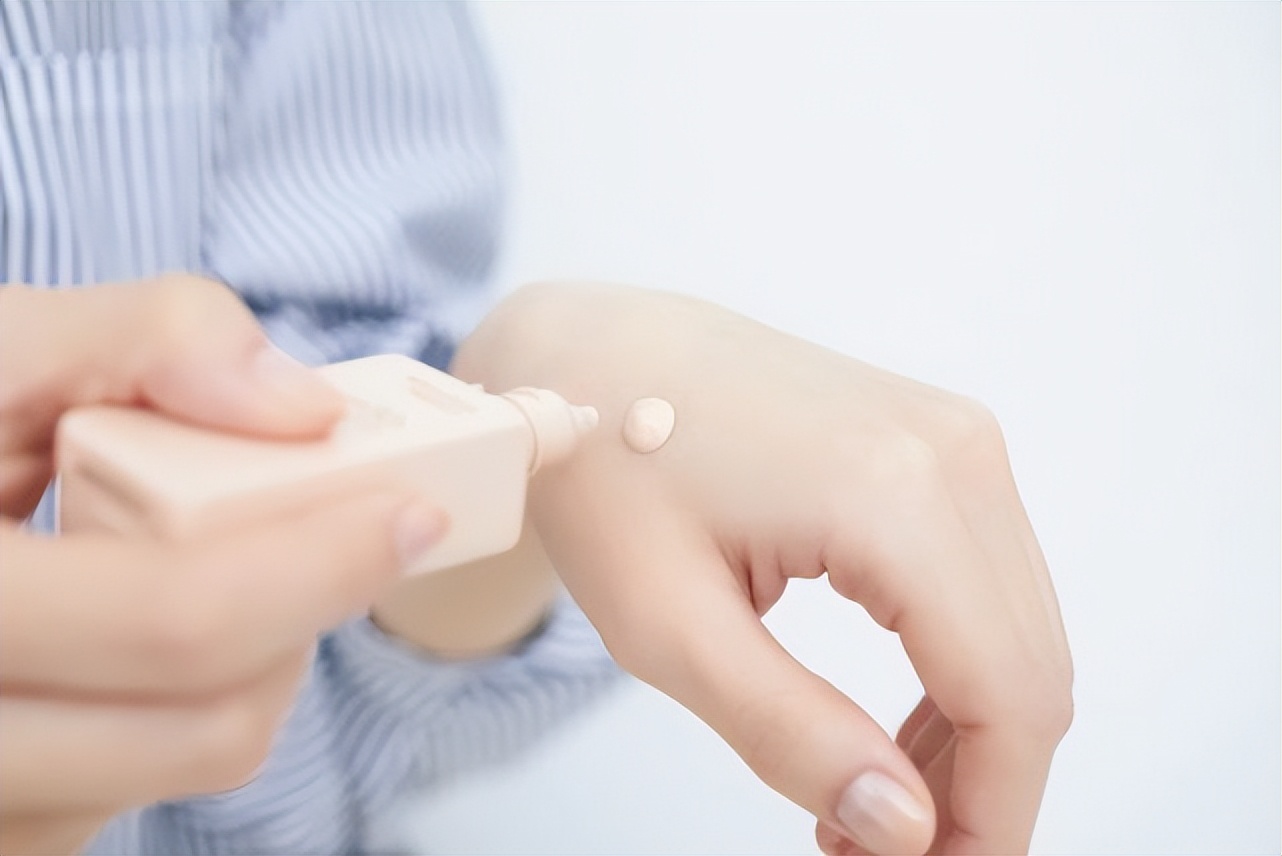 底妆斑驳卡粉不服帖是什么原因,底妆怎么画才会服帖不卡粉斑驳