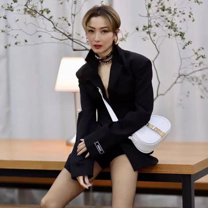 郑秀文49岁拍写真,郑秀文最新着装