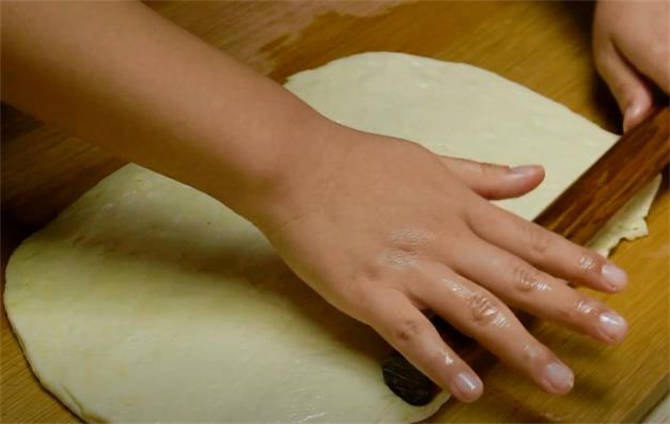 福州空心油条怎么做到蓬松酥脆,油条的家常做法酥脆松软简单好吃