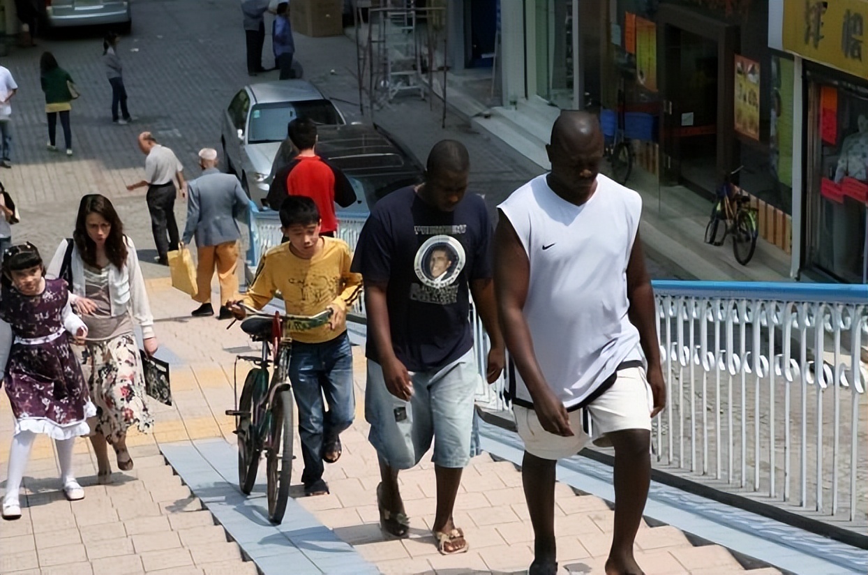 广州三元里黑人倒卖的东西都到哪里去了?看完莫名心疼非洲兄弟!