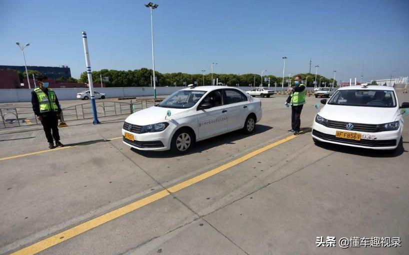 开车看到带锯齿的车道一定要小心,开车遇到锯齿车道怎么解决