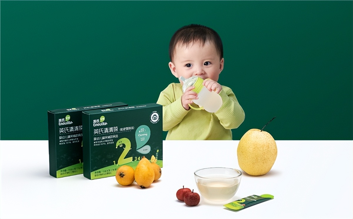 室外遛孩子,遛娃出门天气炎热