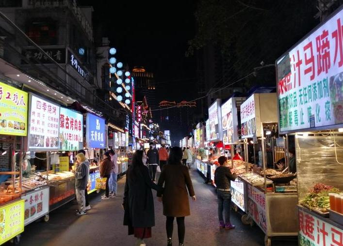 南昌红谷滩小吃街攻略视频,万寿宫老南昌美食小吃街攻略
