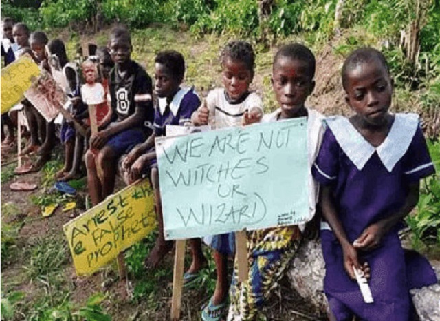 7年前，非洲1岁男孩被父母遗弃，流浪途中遇游客喂水后被收养