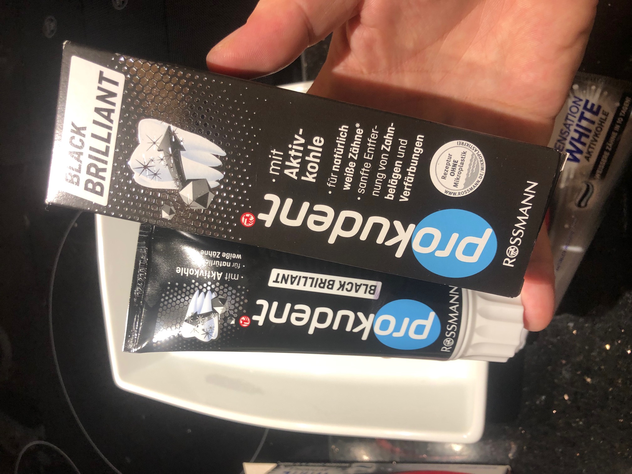 活性炭黑牙膏39.9买一送一,活性炭牙膏视频同款推荐